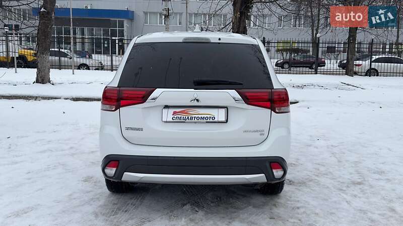 Внедорожник / Кроссовер Mitsubishi Outlander 2017 в Киеве