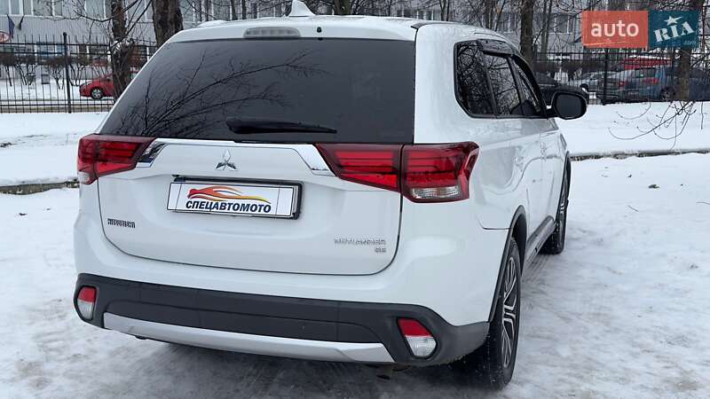 Внедорожник / Кроссовер Mitsubishi Outlander 2017 в Киеве