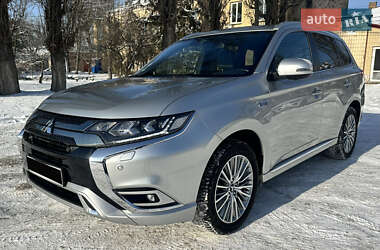 Внедорожник / Кроссовер Mitsubishi Outlander 2020 в Киеве