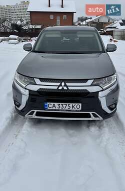 Внедорожник / Кроссовер Mitsubishi Outlander 2021 в Вишневом