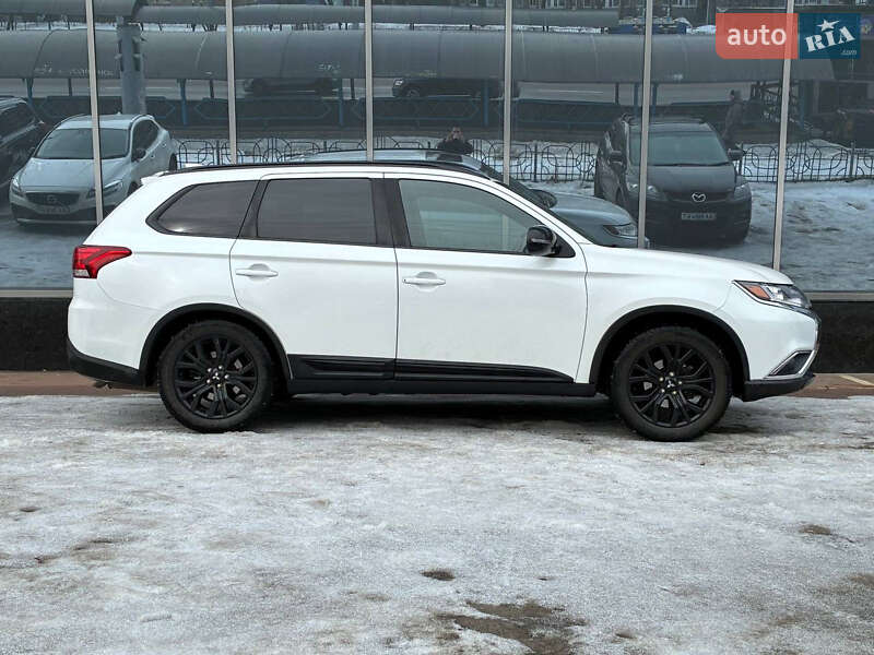 Внедорожник / Кроссовер Mitsubishi Outlander 2017 в Киеве