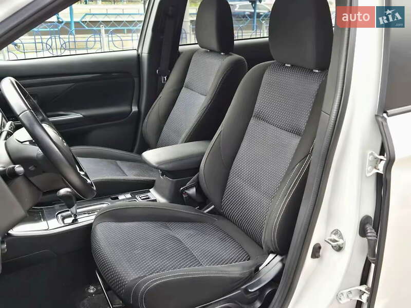 Внедорожник / Кроссовер Mitsubishi Outlander 2017 в Киеве
