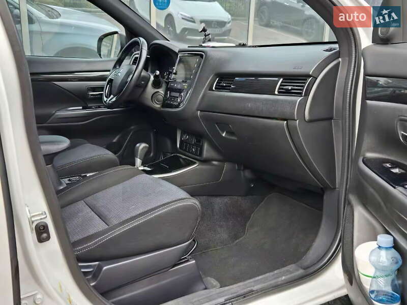 Внедорожник / Кроссовер Mitsubishi Outlander 2017 в Киеве
