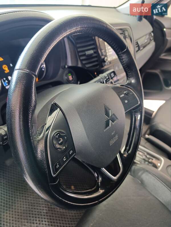 Внедорожник / Кроссовер Mitsubishi Outlander 2016 в Белой Церкви