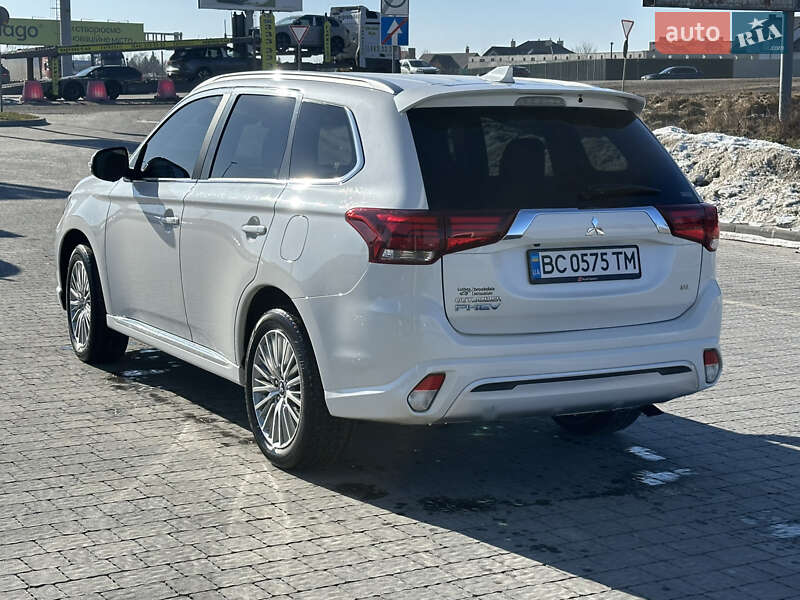 Внедорожник / Кроссовер Mitsubishi Outlander 2021 в Львове