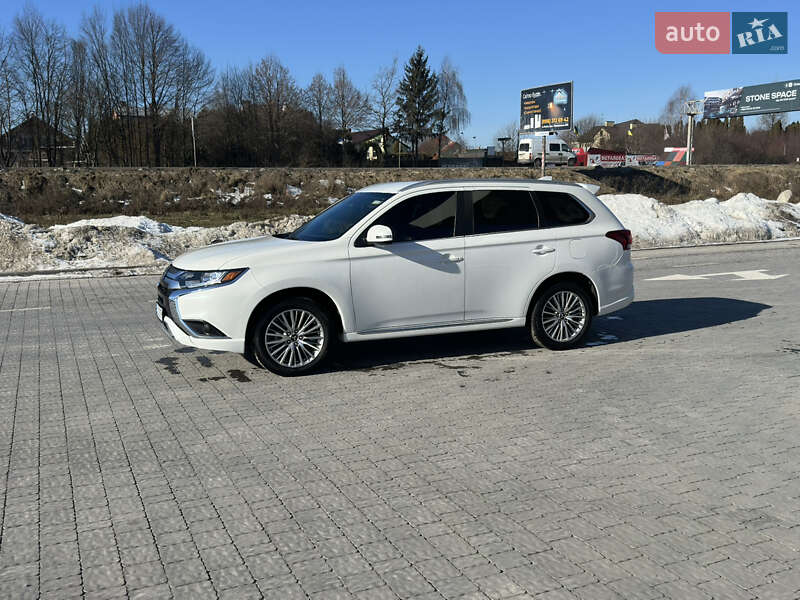 Внедорожник / Кроссовер Mitsubishi Outlander 2021 в Львове