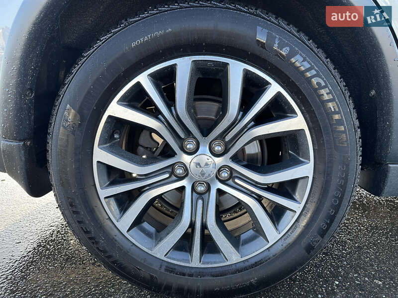 Внедорожник / Кроссовер Mitsubishi Outlander 2018 в Киеве