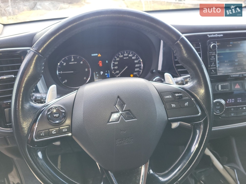 Внедорожник / Кроссовер Mitsubishi Outlander 2016 в Киеве