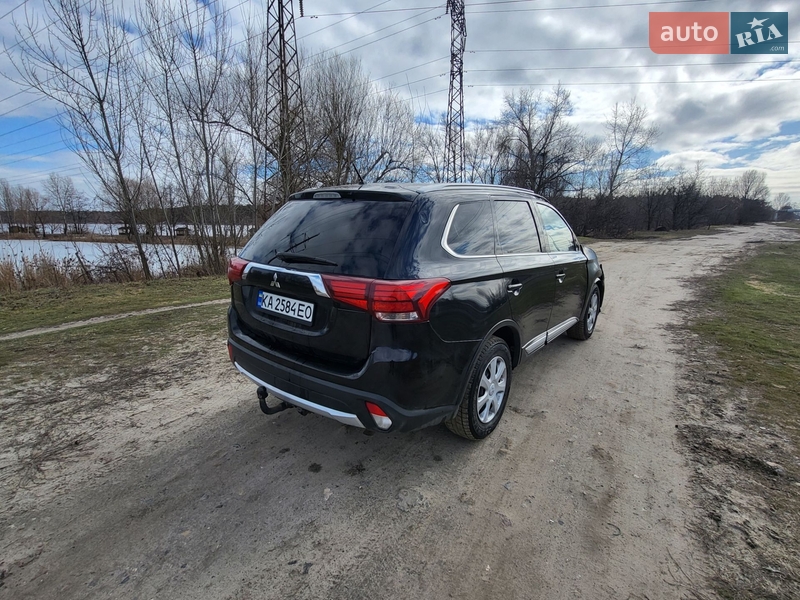 Внедорожник / Кроссовер Mitsubishi Outlander 2016 в Киеве