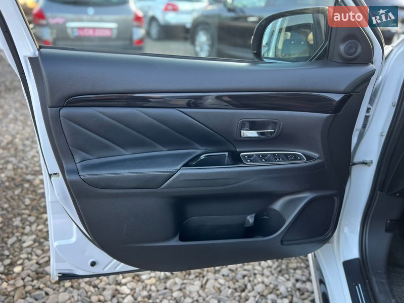 Внедорожник / Кроссовер Mitsubishi Outlander 2016 в Коломые