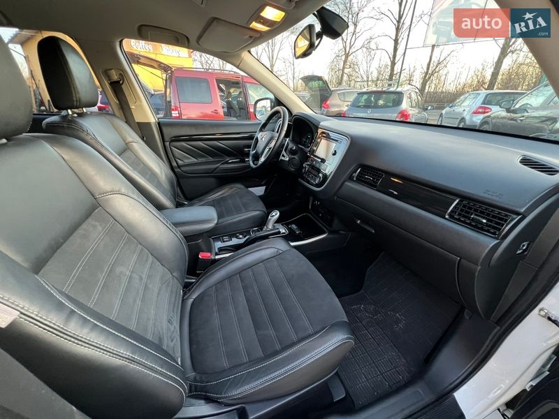 Внедорожник / Кроссовер Mitsubishi Outlander 2016 в Коломые