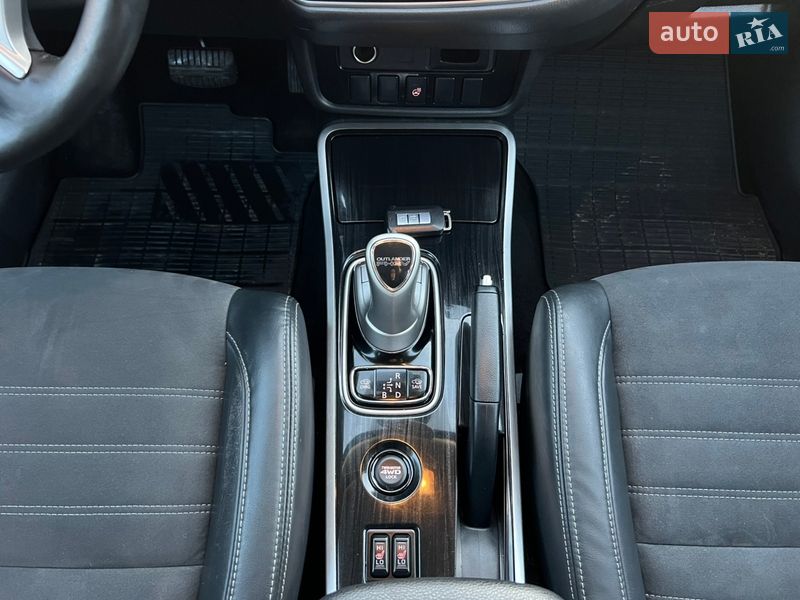 Внедорожник / Кроссовер Mitsubishi Outlander 2016 в Коломые