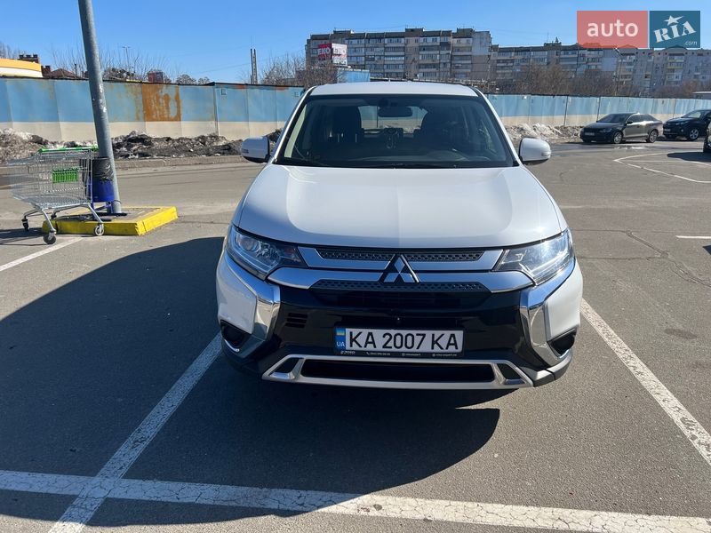 Внедорожник / Кроссовер Mitsubishi Outlander 2020 в Киеве