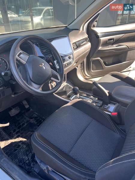 Внедорожник / Кроссовер Mitsubishi Outlander 2020 в Киеве