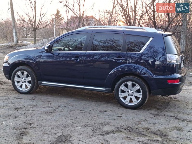 Внедорожник / Кроссовер Mitsubishi Outlander 2011 в Теофиполе