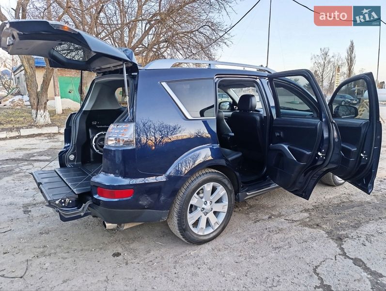 Внедорожник / Кроссовер Mitsubishi Outlander 2011 в Теофиполе