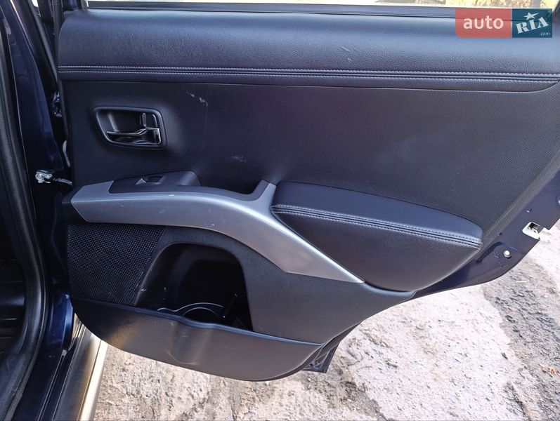 Внедорожник / Кроссовер Mitsubishi Outlander 2011 в Теофиполе