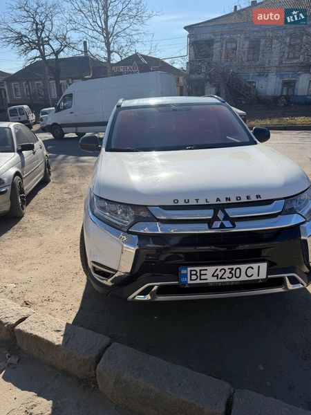Внедорожник / Кроссовер Mitsubishi Outlander 2016 в Вознесенске