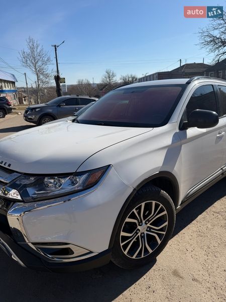 Внедорожник / Кроссовер Mitsubishi Outlander 2016 в Вознесенске