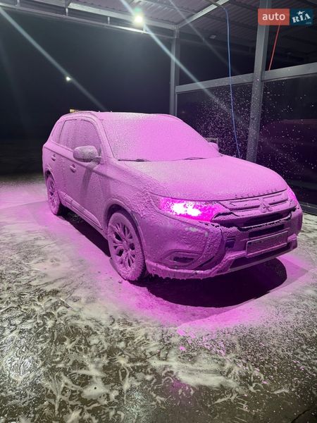 Внедорожник / Кроссовер Mitsubishi Outlander 2016 в Вознесенске