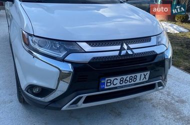 Позашляховик / Кросовер Mitsubishi Outlander 2020 в Стрию