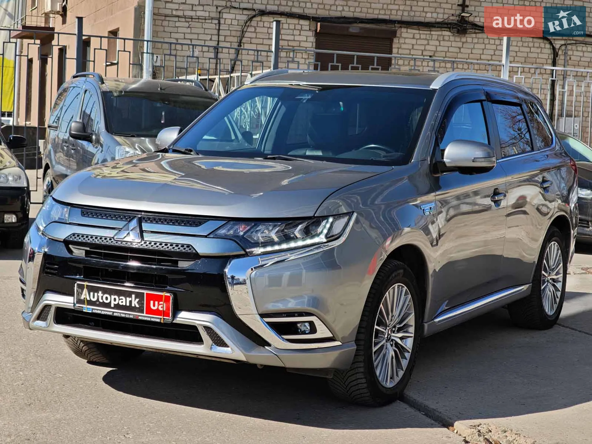 2021 Mitsubishi Outlander - фото 1