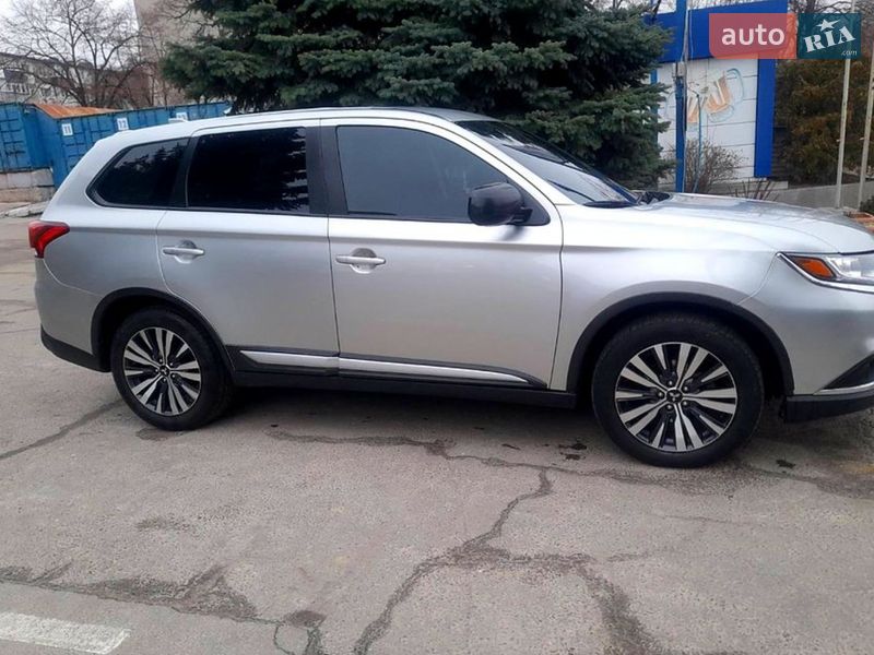 Внедорожник / Кроссовер Mitsubishi Outlander 2019 в Полтаве