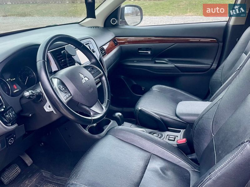 Внедорожник / Кроссовер Mitsubishi Outlander 2014 в Буче