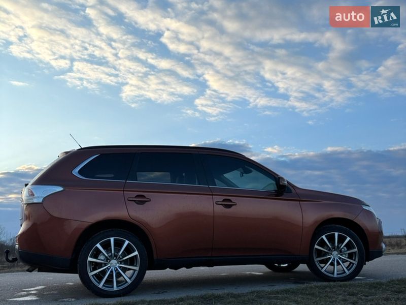 Внедорожник / Кроссовер Mitsubishi Outlander 2013 в Сарнах