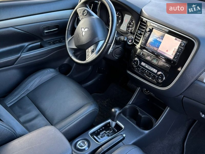 Внедорожник / Кроссовер Mitsubishi Outlander 2013 в Сарнах