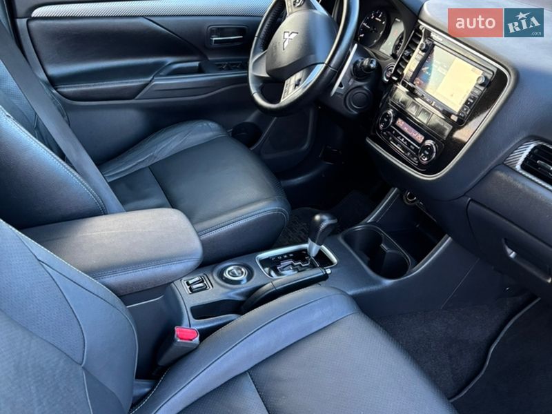 Внедорожник / Кроссовер Mitsubishi Outlander 2013 в Сарнах