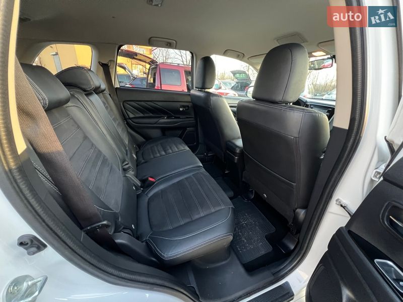 Внедорожник / Кроссовер Mitsubishi Outlander 2016 в Коломые