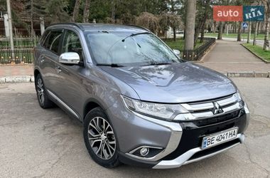 Внедорожник / Кроссовер Mitsubishi Outlander 2016 в Николаеве