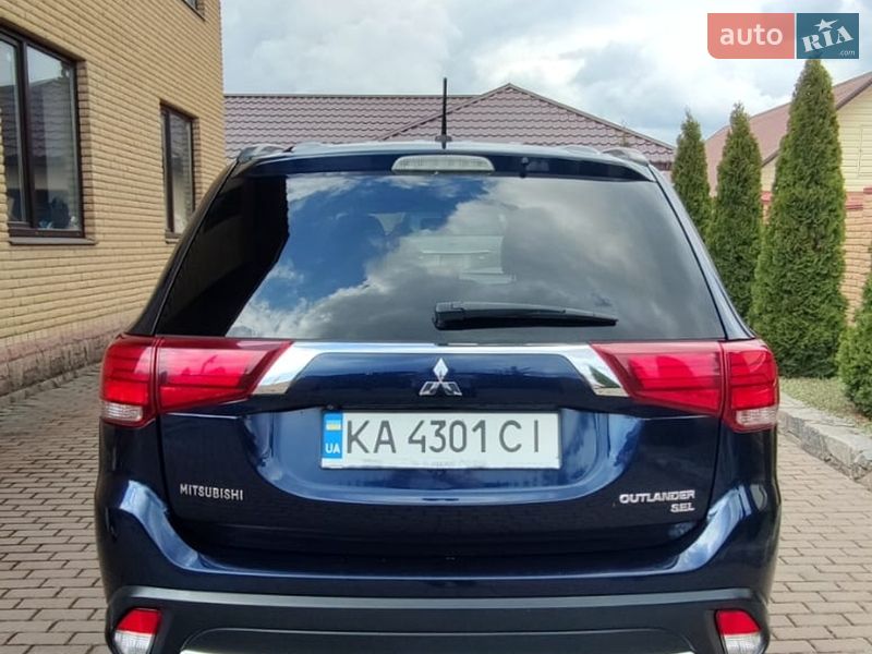 Внедорожник / Кроссовер Mitsubishi Outlander 2016 в Полтаве