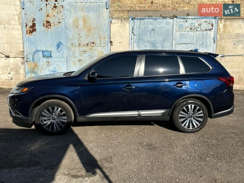 Внедорожник / Кроссовер Mitsubishi Outlander 2020 в Киеве
