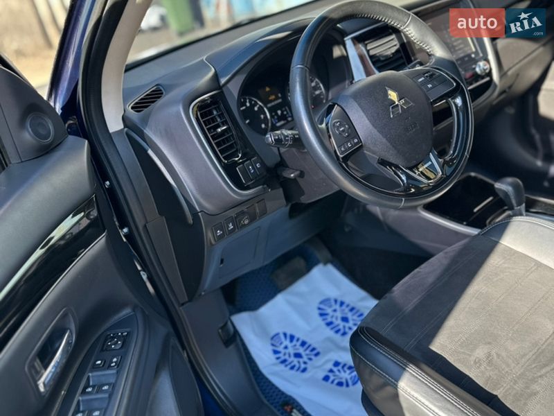 Внедорожник / Кроссовер Mitsubishi Outlander 2020 в Киеве
