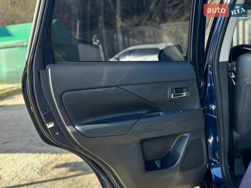 Внедорожник / Кроссовер Mitsubishi Outlander 2020 в Киеве