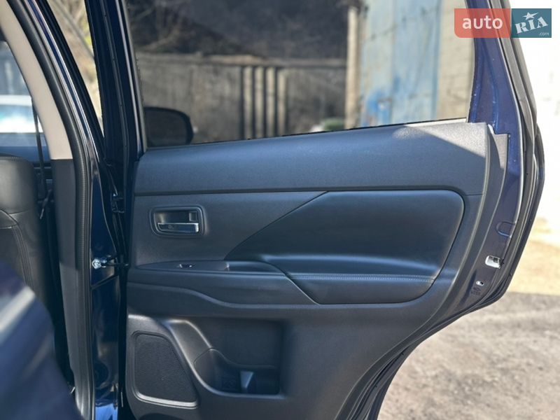 Внедорожник / Кроссовер Mitsubishi Outlander 2020 в Киеве