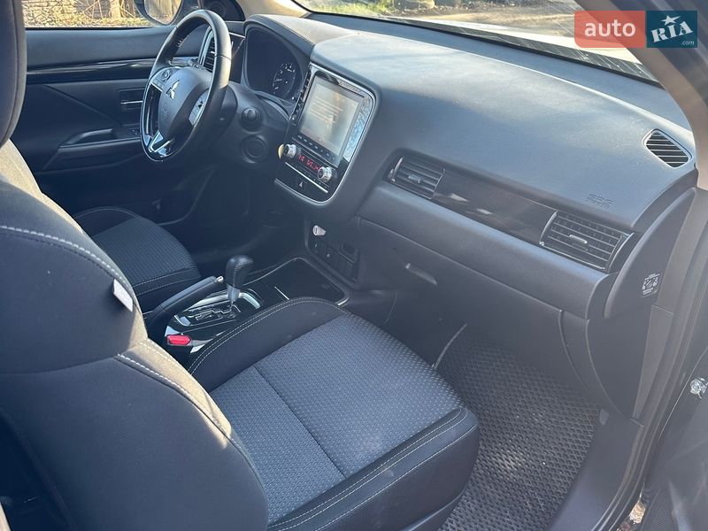 Позашляховик / Кросовер Mitsubishi Outlander 2019 в Києві
