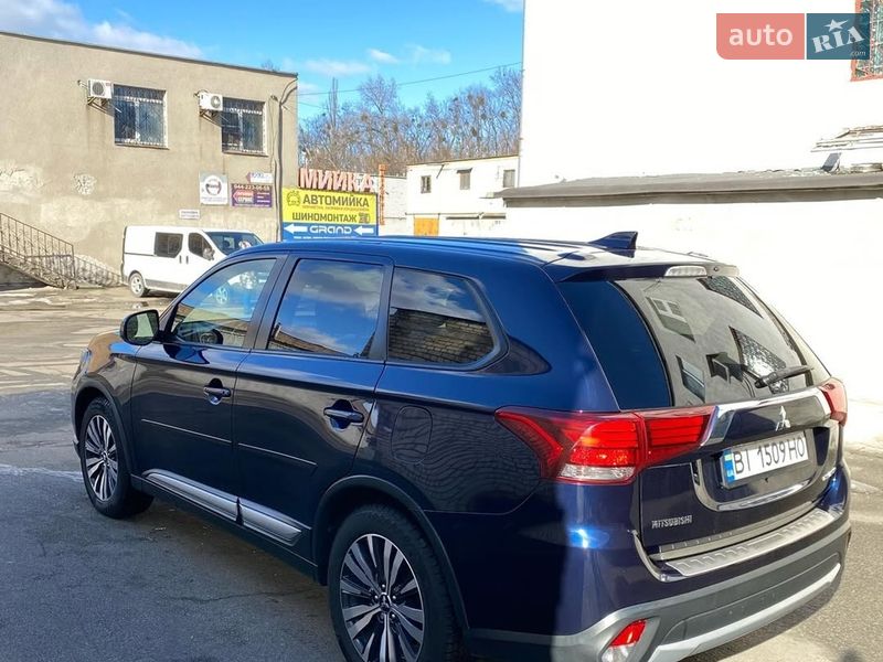 Позашляховик / Кросовер Mitsubishi Outlander 2017 в Львові