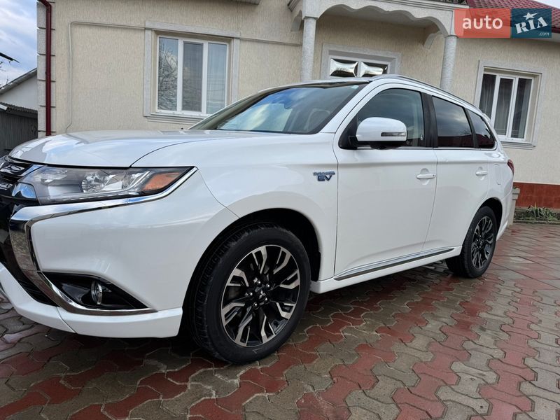 Позашляховик / Кросовер Mitsubishi Outlander 2017 в Чернівцях