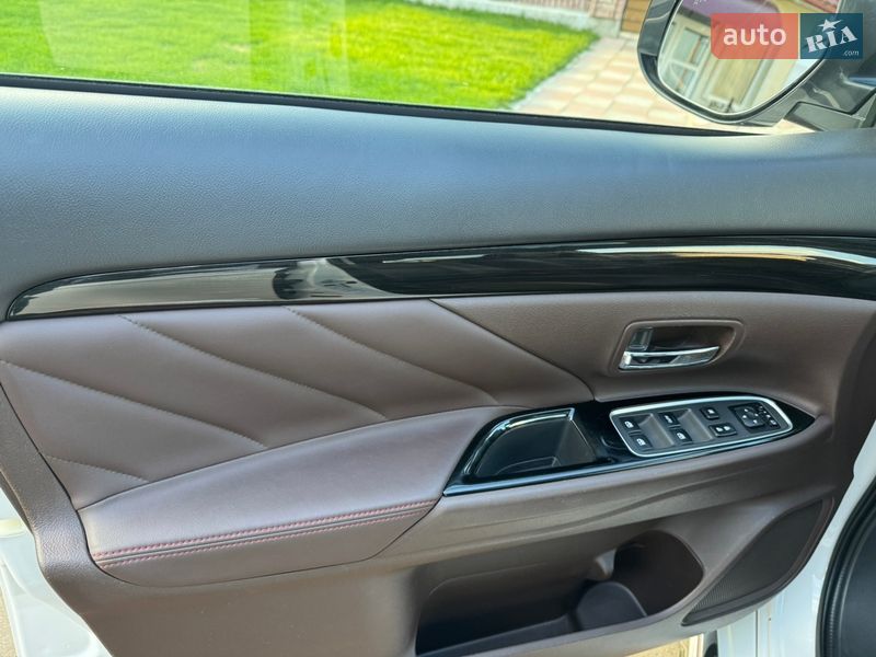 Позашляховик / Кросовер Mitsubishi Outlander 2017 в Чернівцях