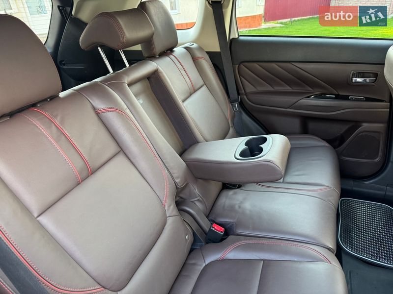 Позашляховик / Кросовер Mitsubishi Outlander 2017 в Чернівцях