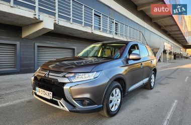 Позашляховик / Кросовер Mitsubishi Outlander 2019 в Києві