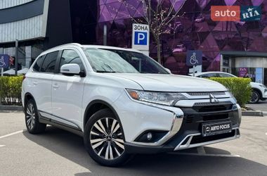 Внедорожник / Кроссовер Mitsubishi Outlander 2019 в Киеве