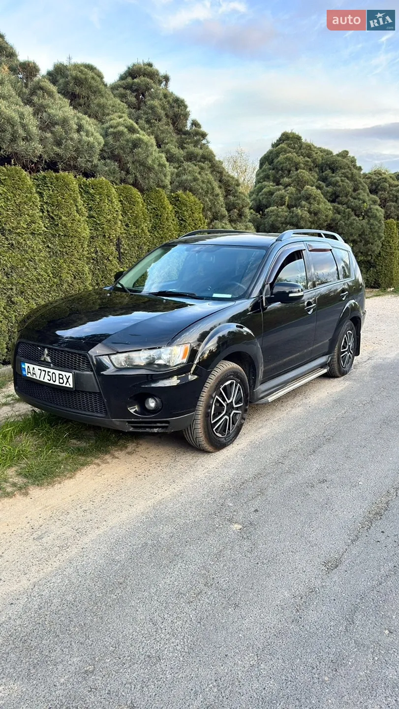 2011 Mitsubishi Outlander - фото 1
