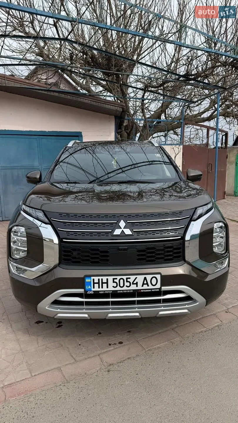 2021 Mitsubishi Outlander - фото 1