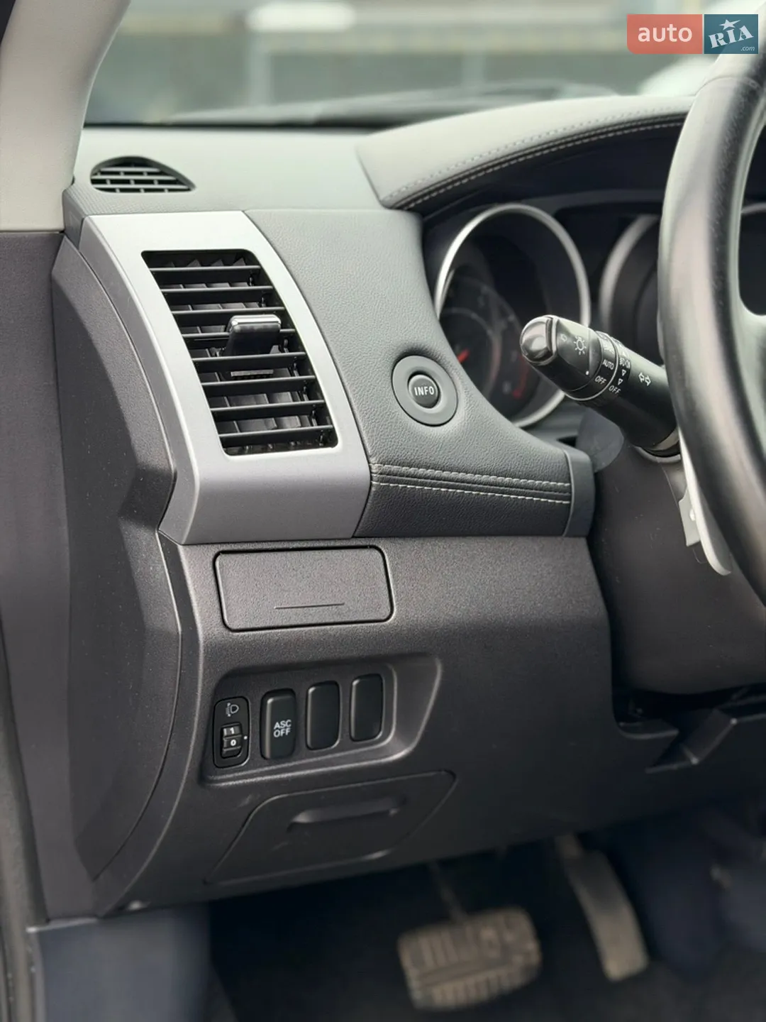 2010 Mitsubishi Outlander - мініатюра 28