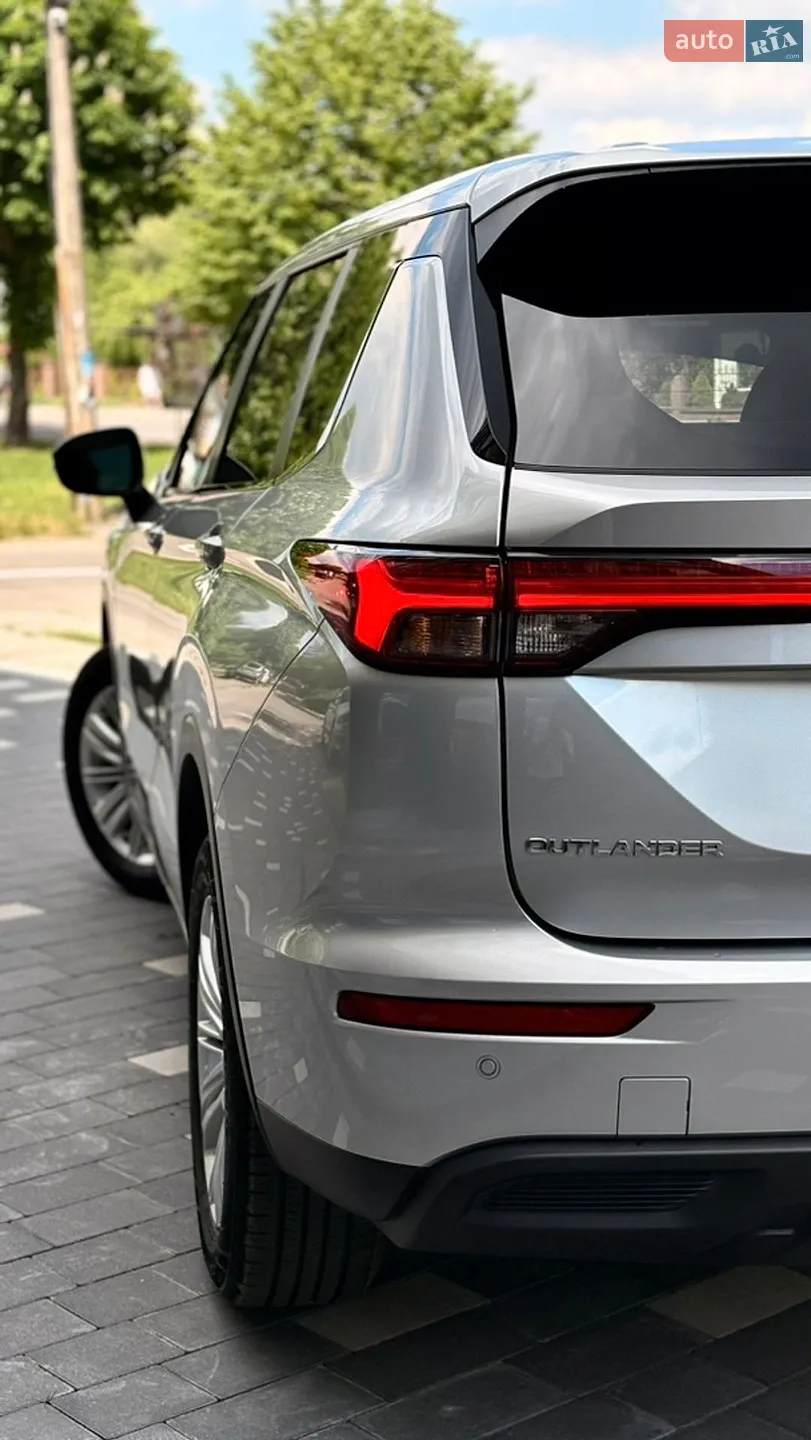 2022 Mitsubishi Outlander - мініатюра 11