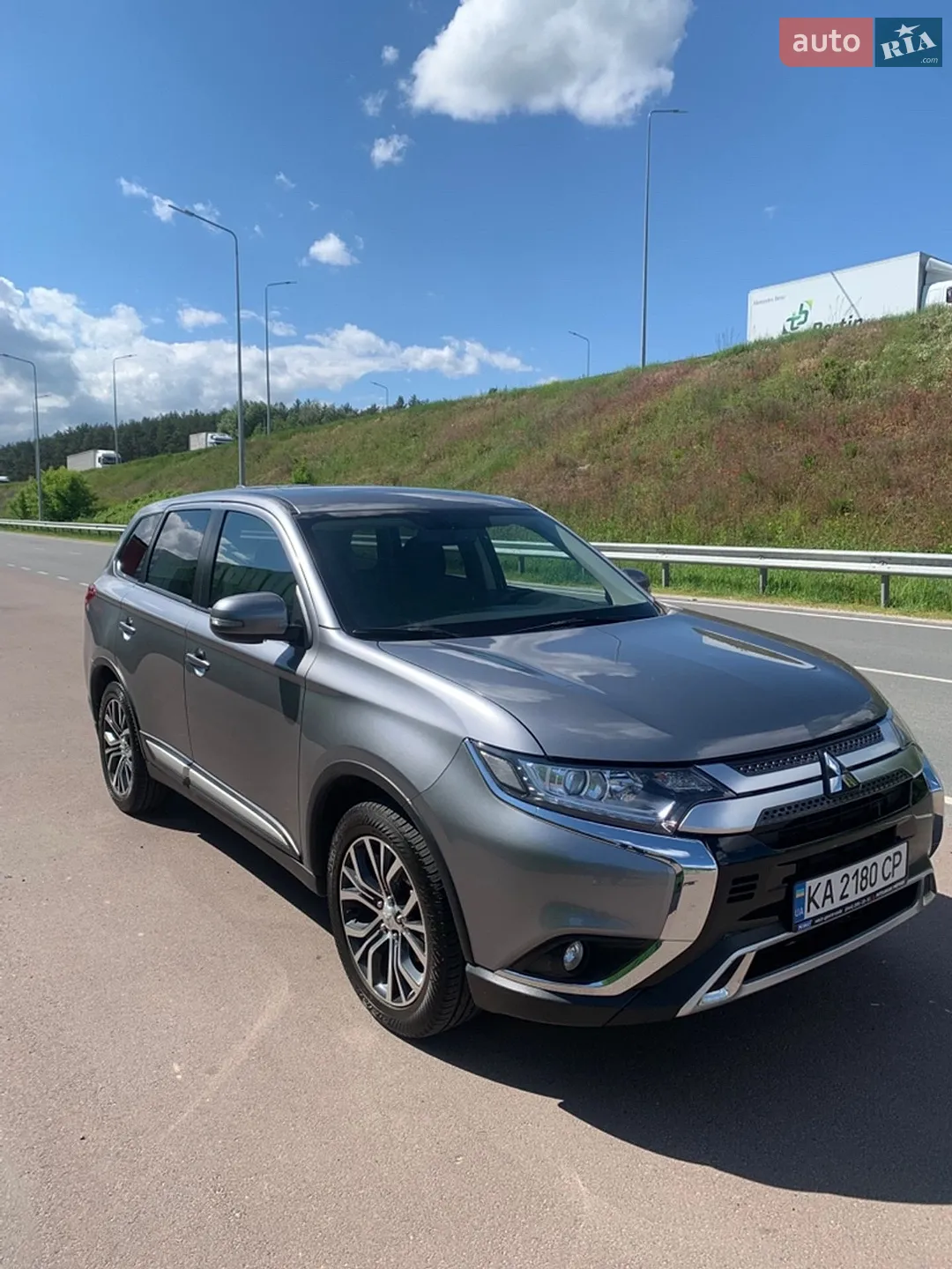 2020 Mitsubishi Outlander - фото 1